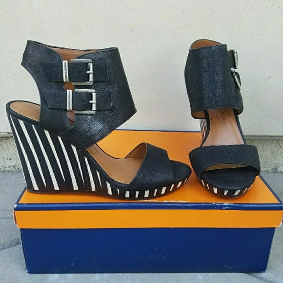 Edgy Arturo Chiang Wedges - Picture 4 of 5